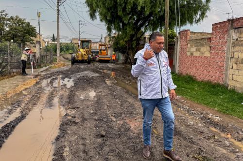 Empieza pavimentación con nueva tecnología en calle Bicentenario de Huichochitlán